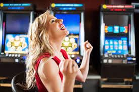 Antarmuka permainan live dealer dengan meja baccarat dan dealer profesional
